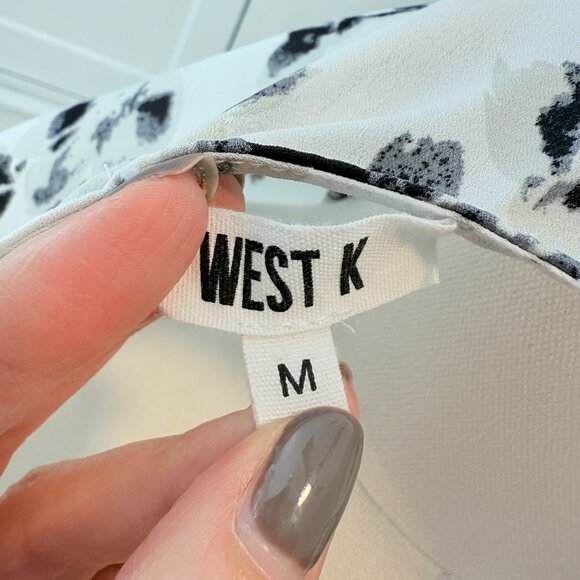 West Kei Floral Surplice Wrap Blouse 🖤🤍 – Size Medium ✨ - Picture 7 of 13